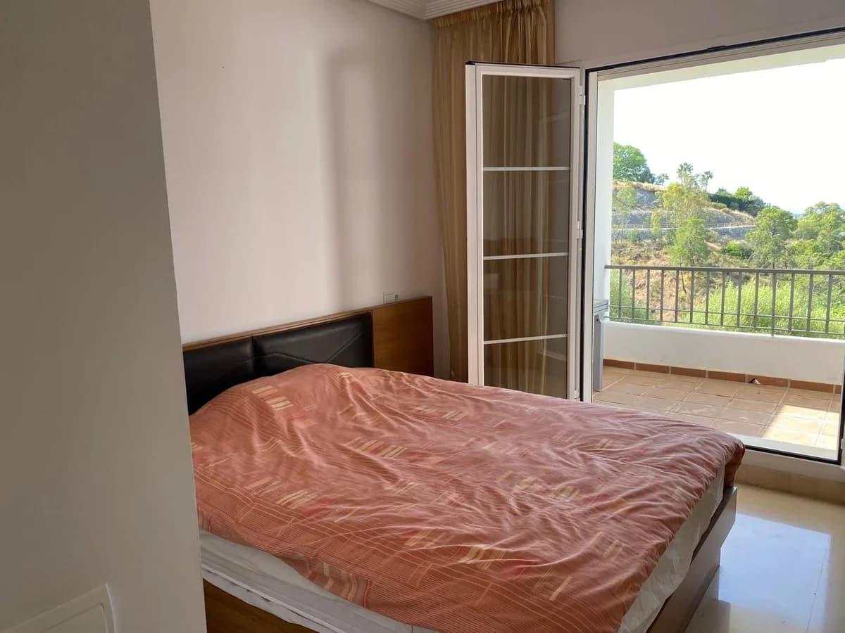 3 Bedroom Middle Floor Apartment for Sale in Los Arqueros, Málaga - Image 7