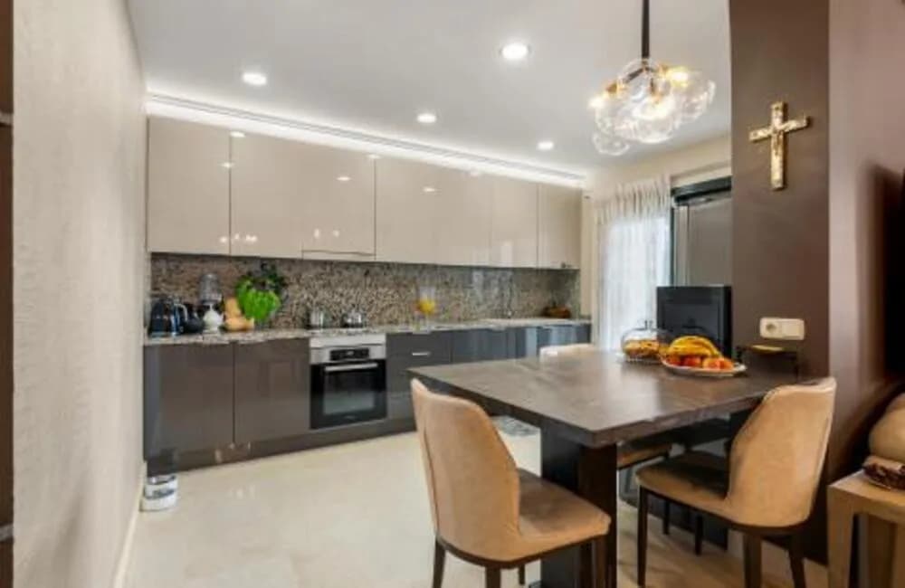 5 Bedroom Ground Floor Apartment for Sale in Benahavís, Málaga - Image 4