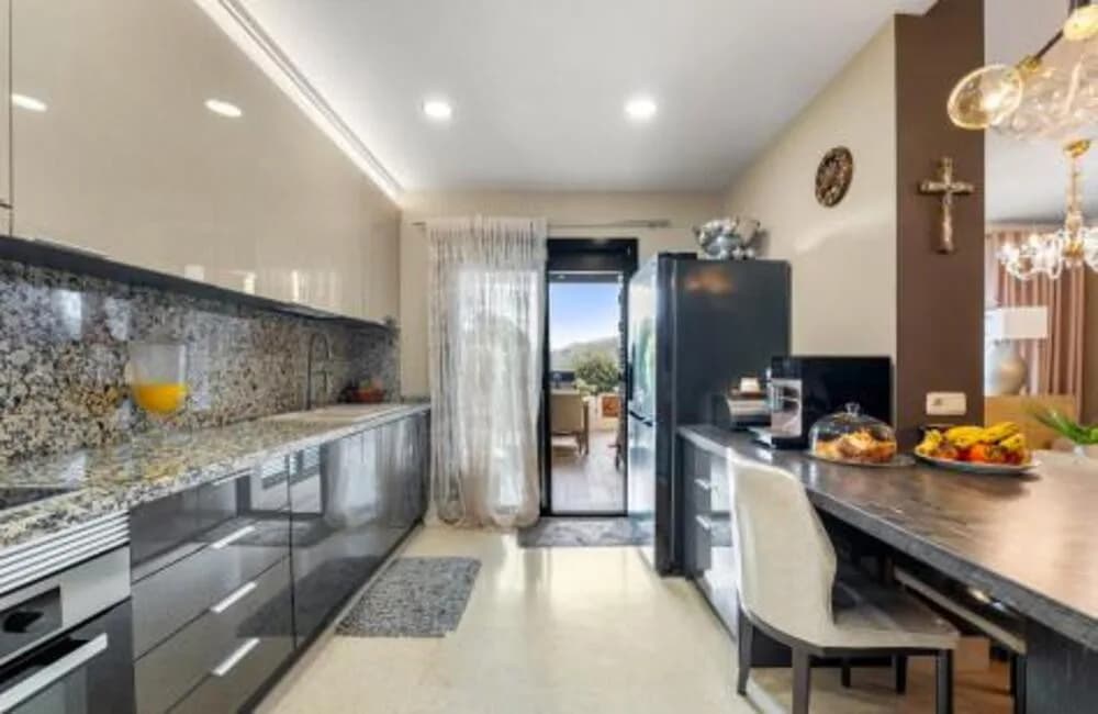 5 Bedroom Ground Floor Apartment for Sale in Benahavís, Málaga - Image 5