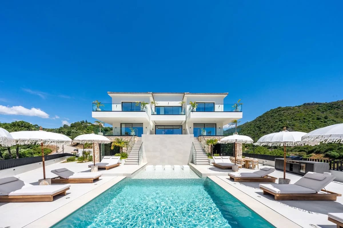 8 Bedroom Detached Villa for Sale in Benahavís, Málaga