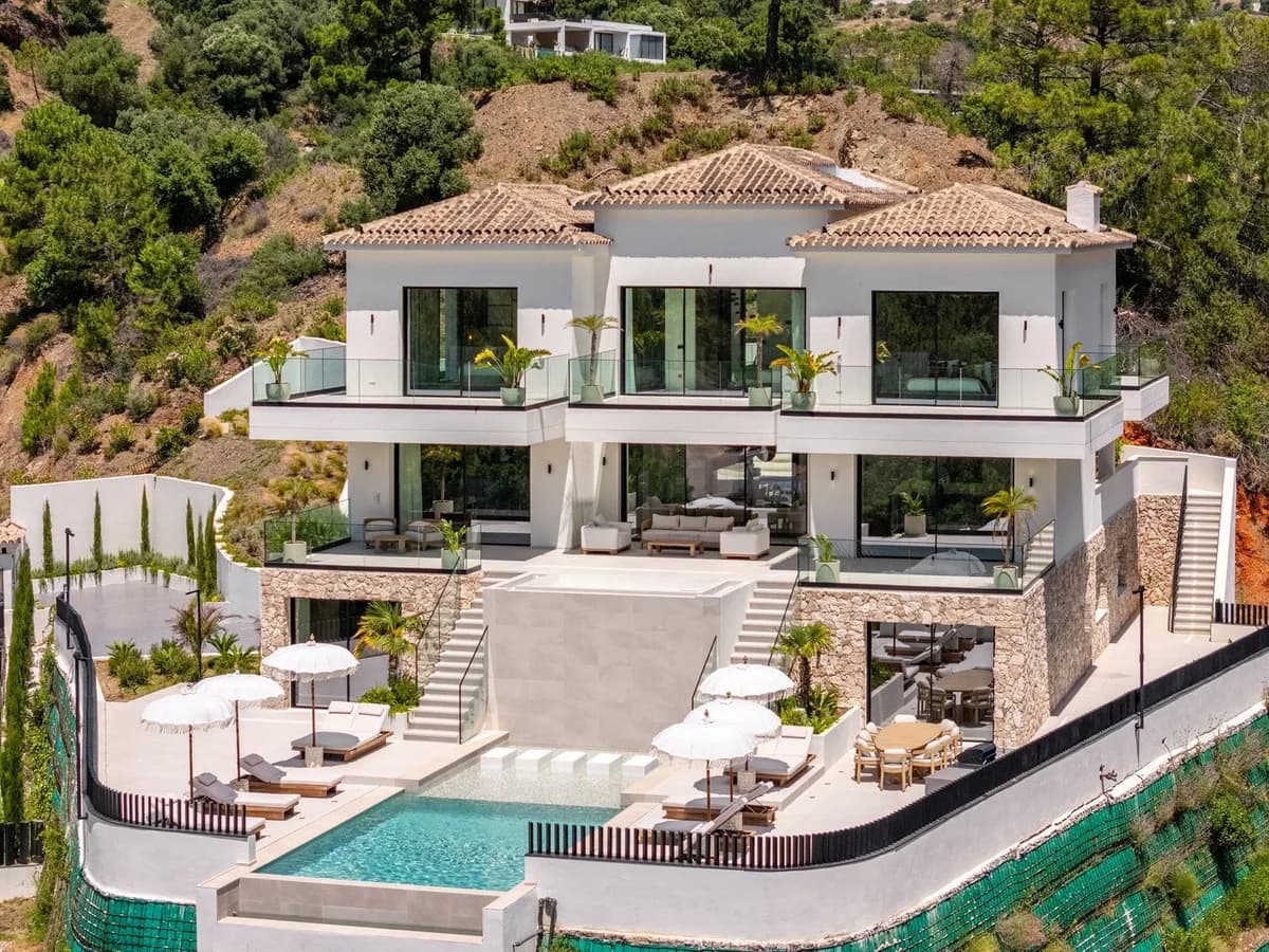 8 Bedroom Detached Villa for Sale in Benahavís, Málaga - Image 2