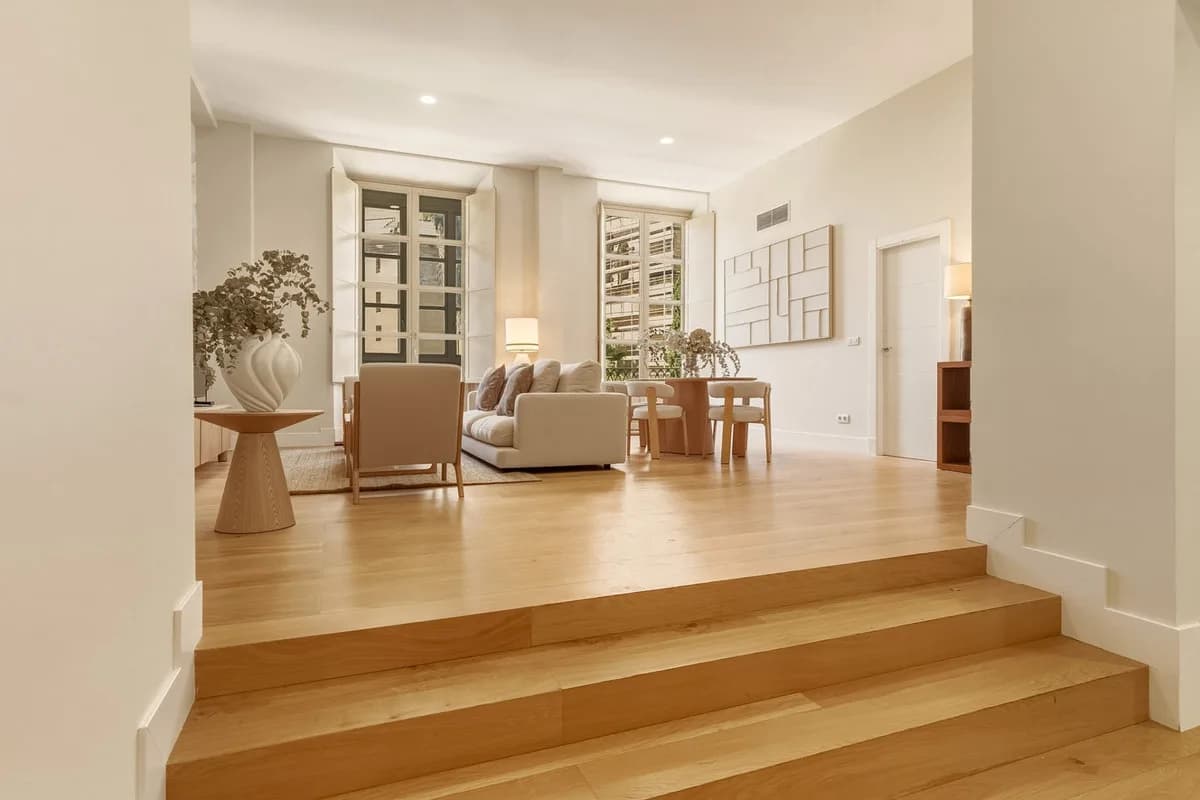 3 Bedroom Middle Floor Apartment for Sale in Centro Histórico, Málaga - Image 5