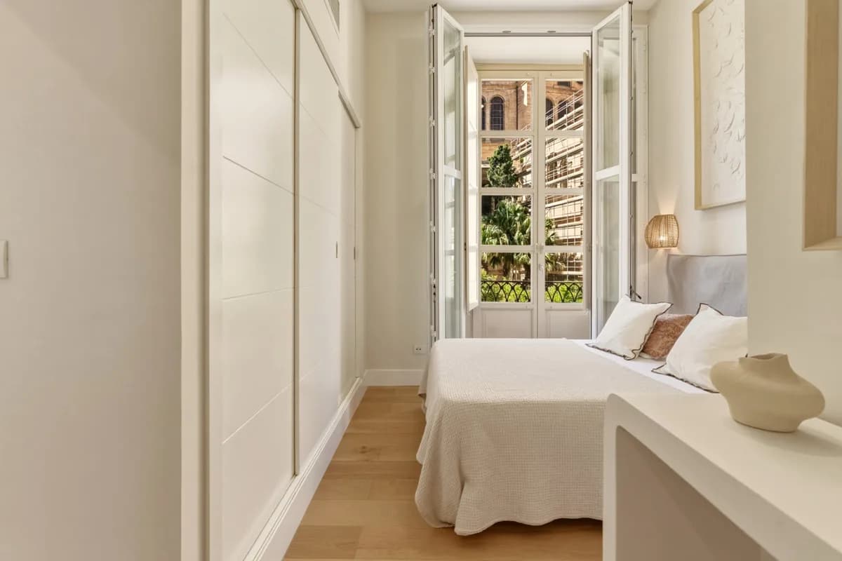 3 Bedroom Middle Floor Apartment for Sale in Centro Histórico, Málaga - Image 9
