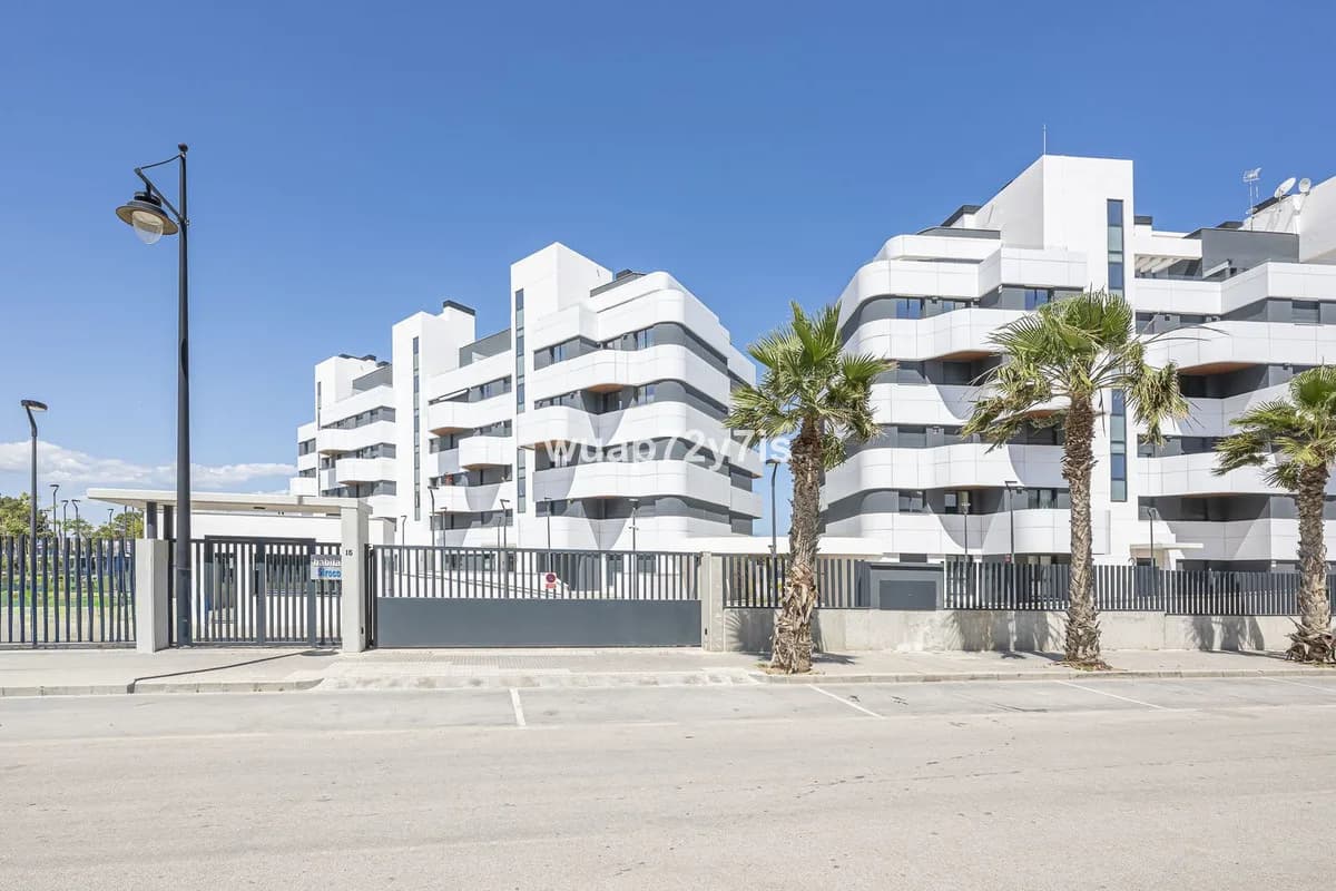 4 Bedroom Middle Floor Apartment for Sale in Torremolinos, Málaga - Image 2