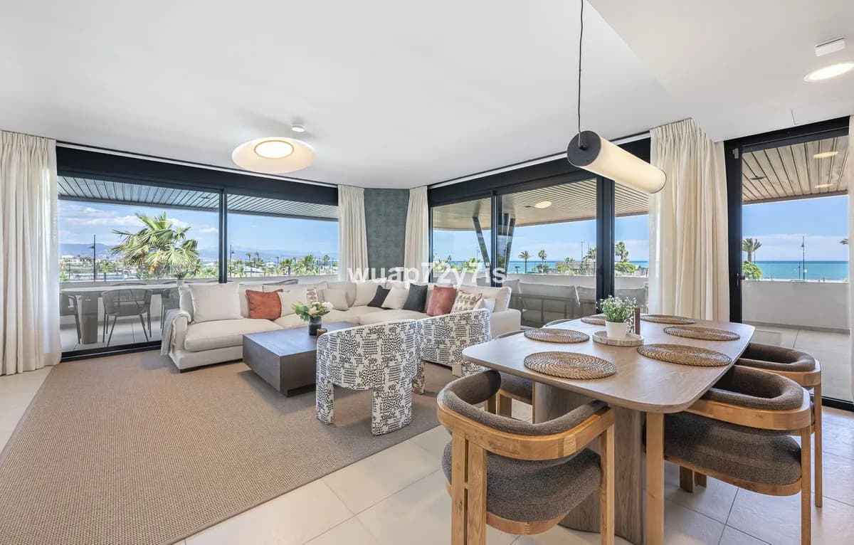4 Bedroom Middle Floor Apartment for Sale in Torremolinos, Málaga - Image 3