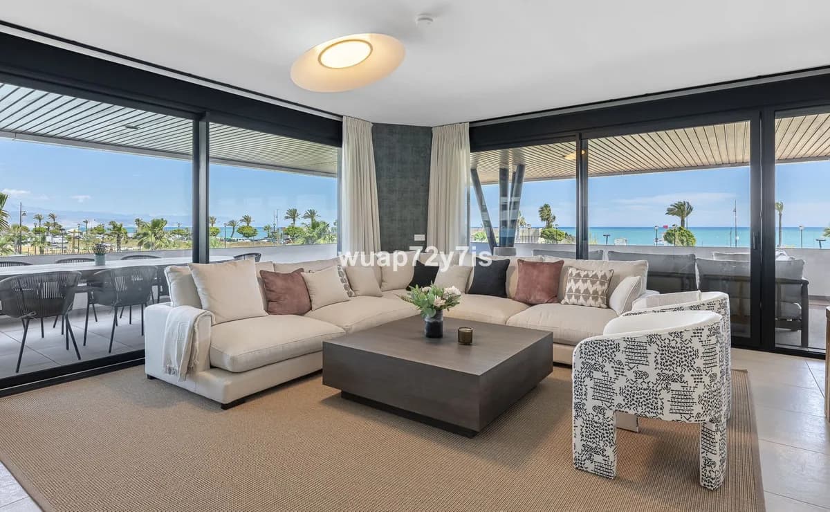 4 Bedroom Middle Floor Apartment for Sale in Torremolinos, Málaga - Image 4