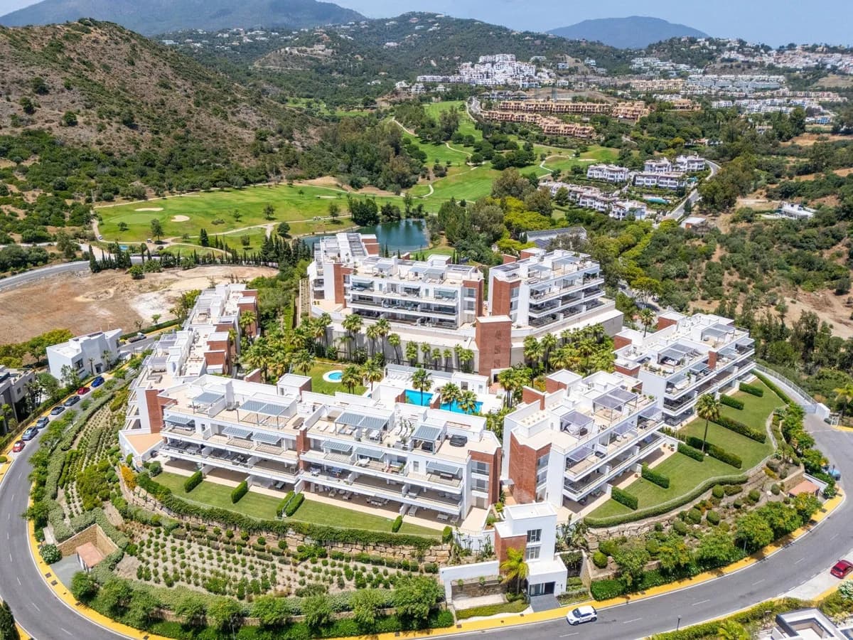 2 Bedroom Middle Floor Apartment for Sale in Los Arqueros, Málaga - Image 2