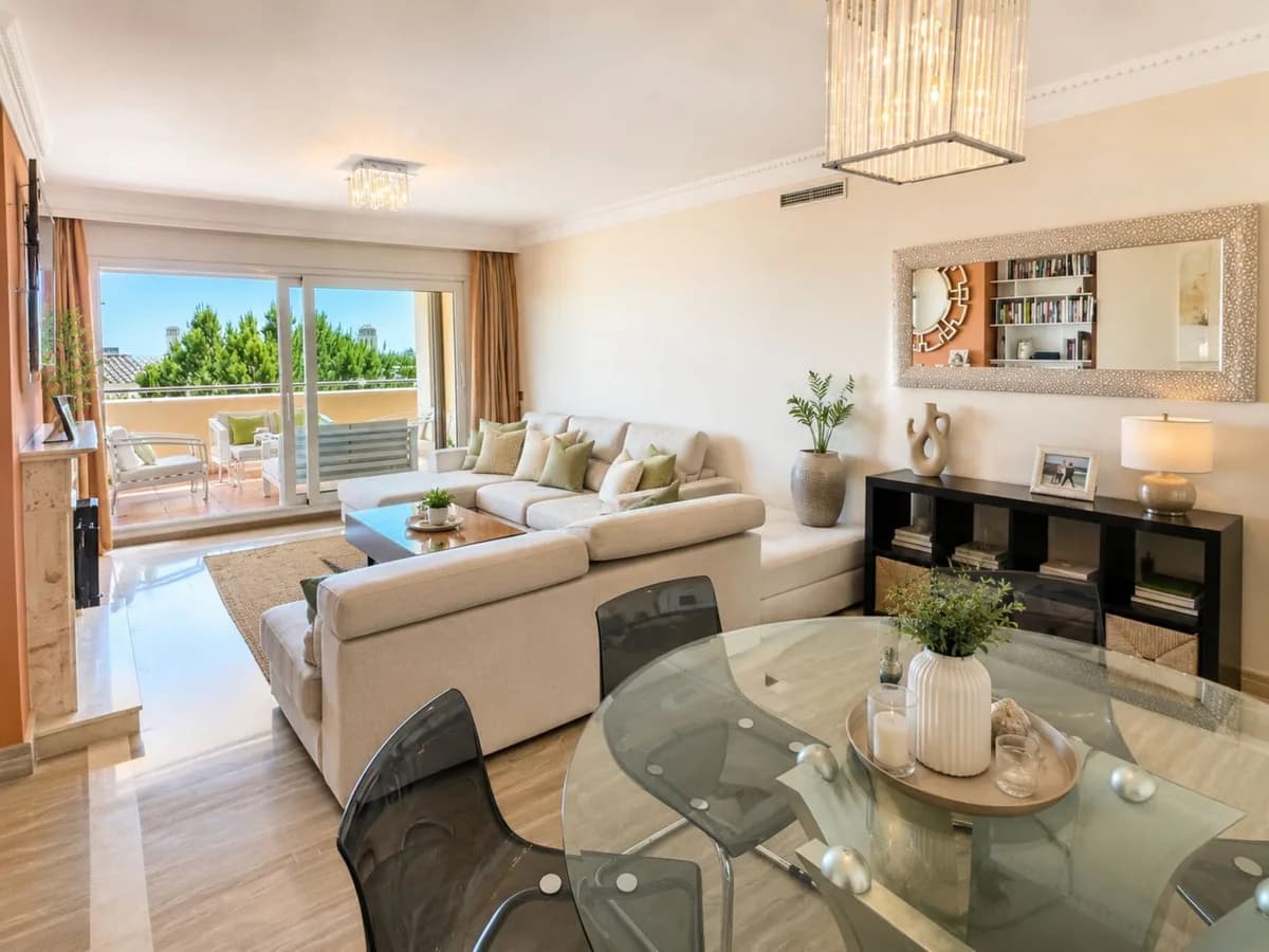 3 Bedroom Middle Floor Apartment for Sale in Sierra Blanca, Málaga - Image 4