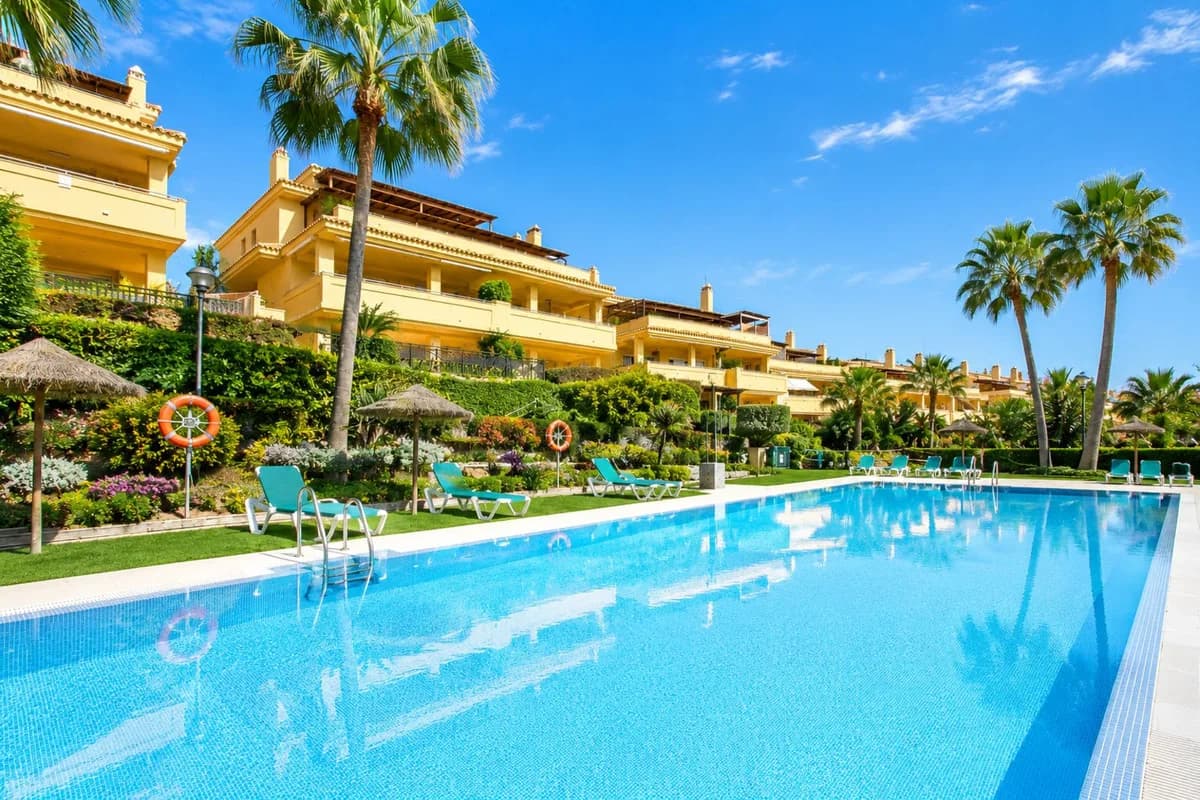3 Bedroom Middle Floor Apartment for Sale in Sierra Blanca, Málaga - Image 6