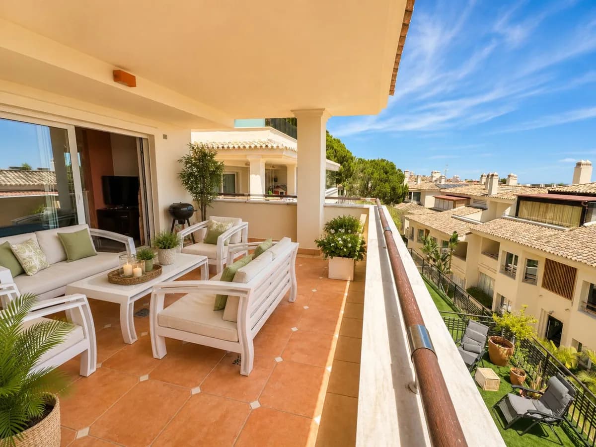 3 Bedroom Middle Floor Apartment for Sale in Sierra Blanca, Málaga - Image 7