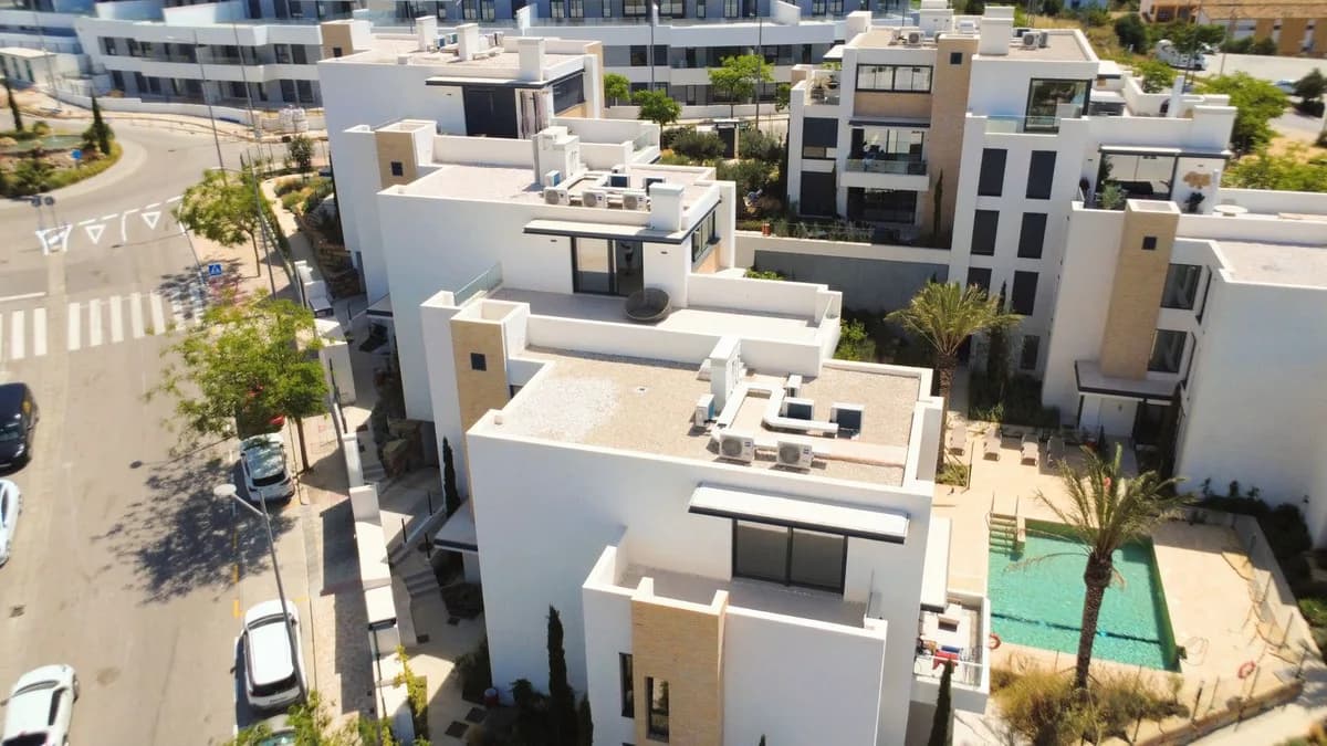 2 Bedroom Top Floor Apartment for Sale in Estepona, Málaga - Image 2