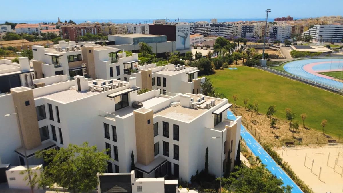 2 Bedroom Top Floor Apartment for Sale in Estepona, Málaga - Image 3