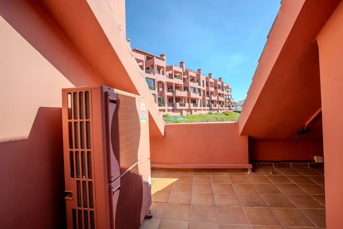 3 Bedroom Penthouse for Sale in Calahonda, Málaga - Image 9