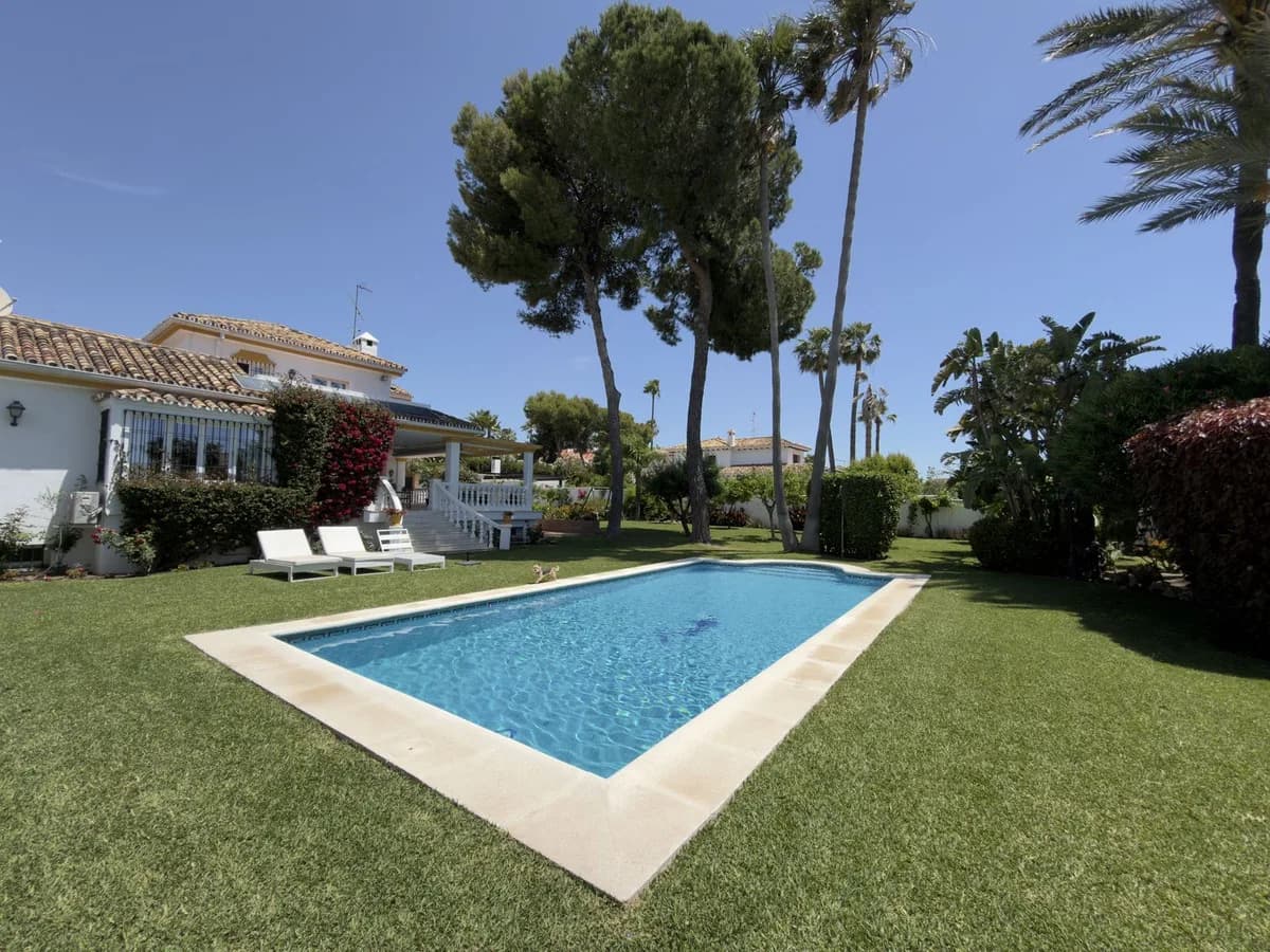 4 Bedroom Detached Villa for Sale in San Pedro de Alcántara, Málaga - Image 2