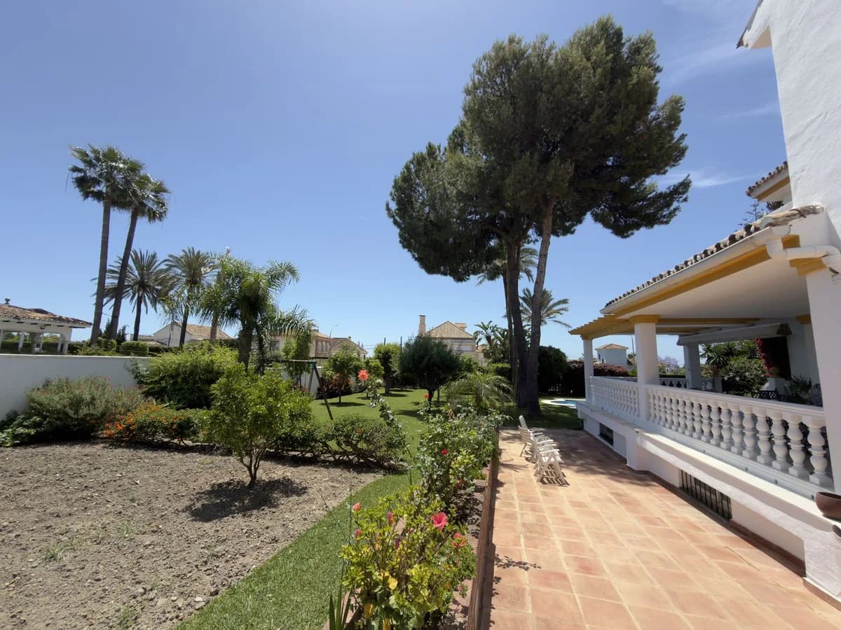 4 Bedroom Detached Villa for Sale in San Pedro de Alcántara, Málaga - Image 7