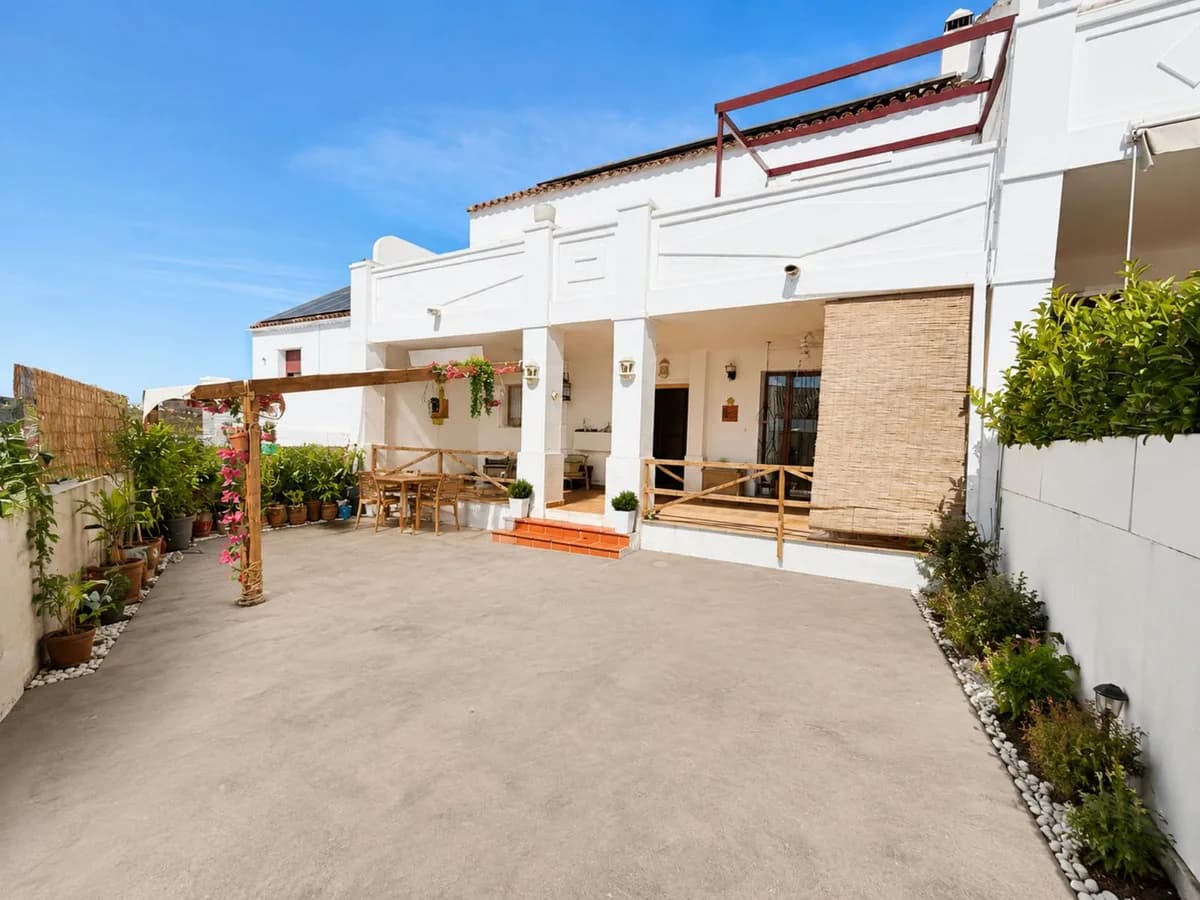 3 Bedroom Semi-Detached House for Sale in Casares Playa, Málaga
