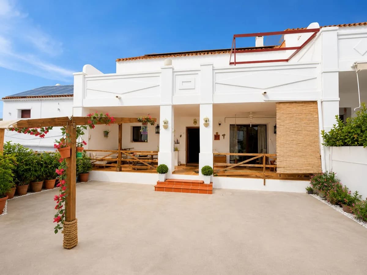 3 Bedroom Semi-Detached House for Sale in Casares Playa, Málaga - Image 2