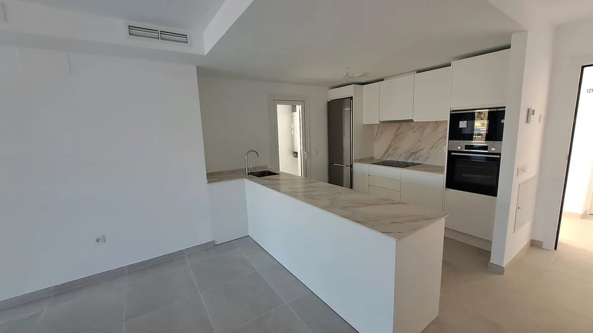 2 Bedroom Middle Floor Apartment for Sale in La Cala, Málaga - Image 8