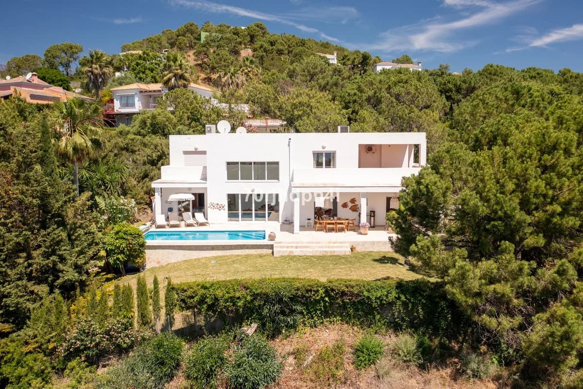 5 Bedroom Detached Villa for Sale in Estepona, Málaga - Image 7