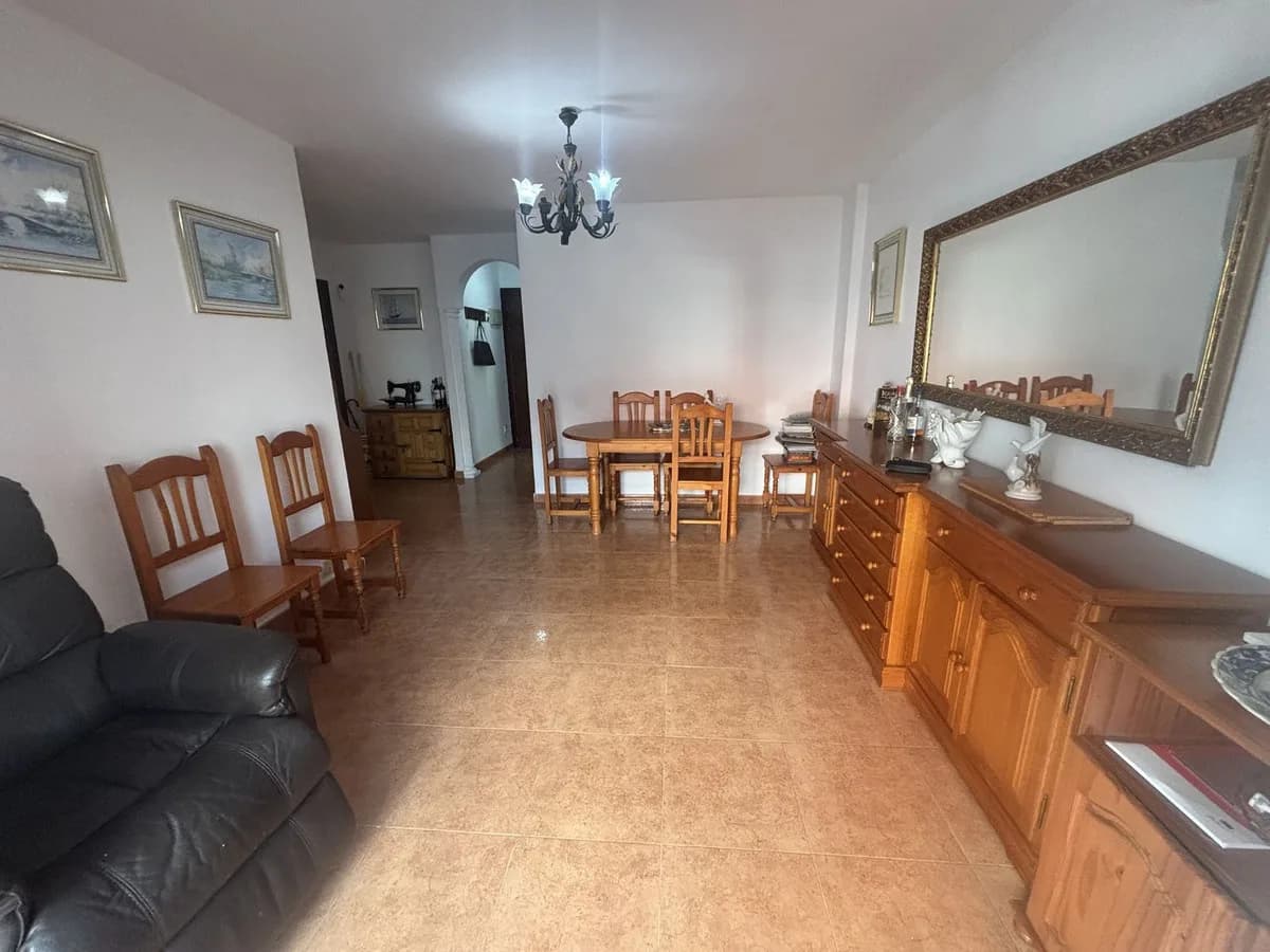 3 Bedroom Middle Floor Apartment for Sale in San Pedro de Alcántara, Málaga - Image 2