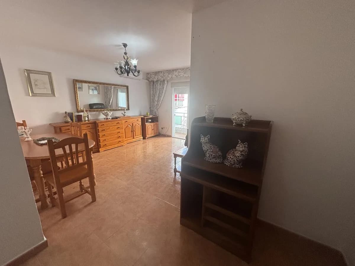 3 Bedroom Middle Floor Apartment for Sale in San Pedro de Alcántara, Málaga - Image 3