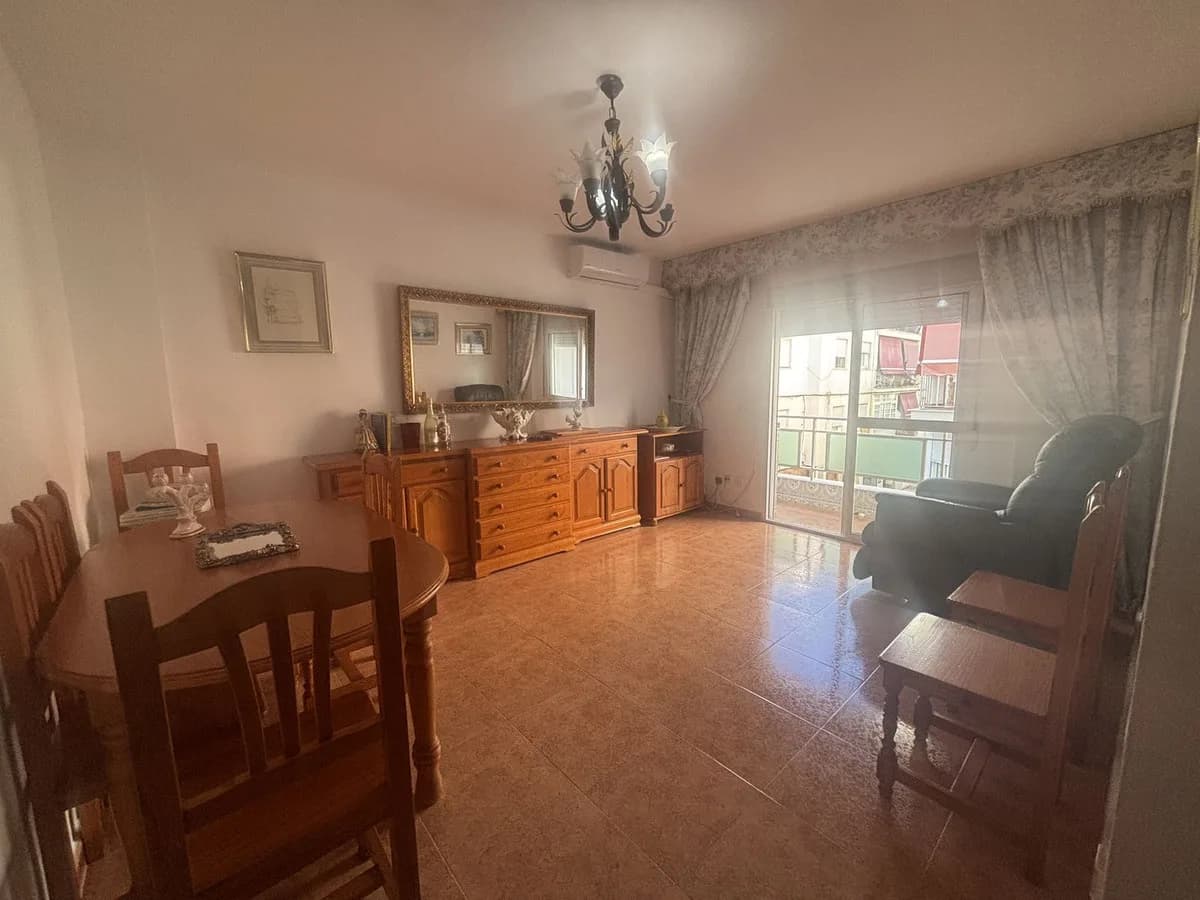 3 Bedroom Middle Floor Apartment for Sale in San Pedro de Alcántara, Málaga - Image 4