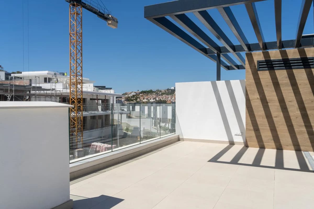 3 Bedroom Semi-Detached House for Sale in El Paraiso, Málaga - Image 6