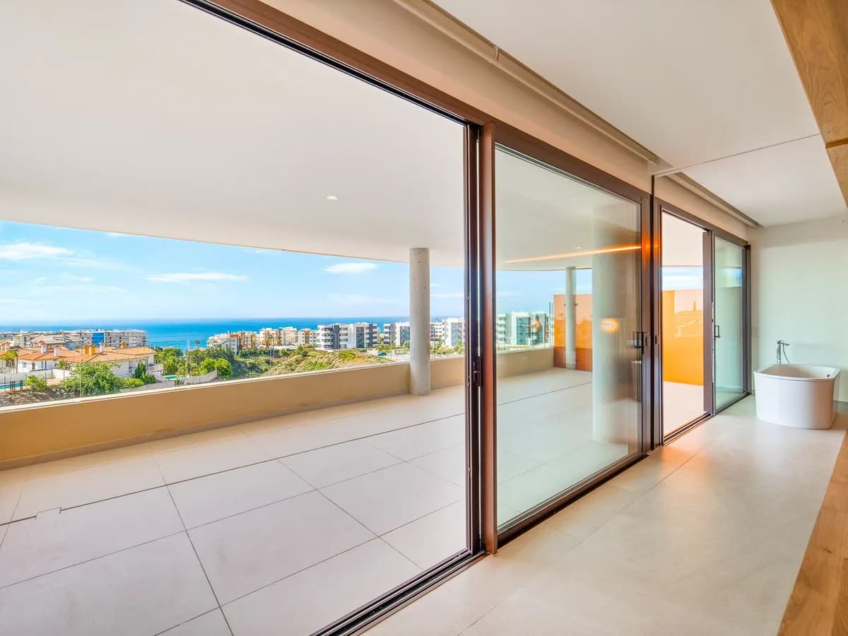2 Bedroom Middle Floor Apartment for Sale in Fuengirola, Málaga - Image 2