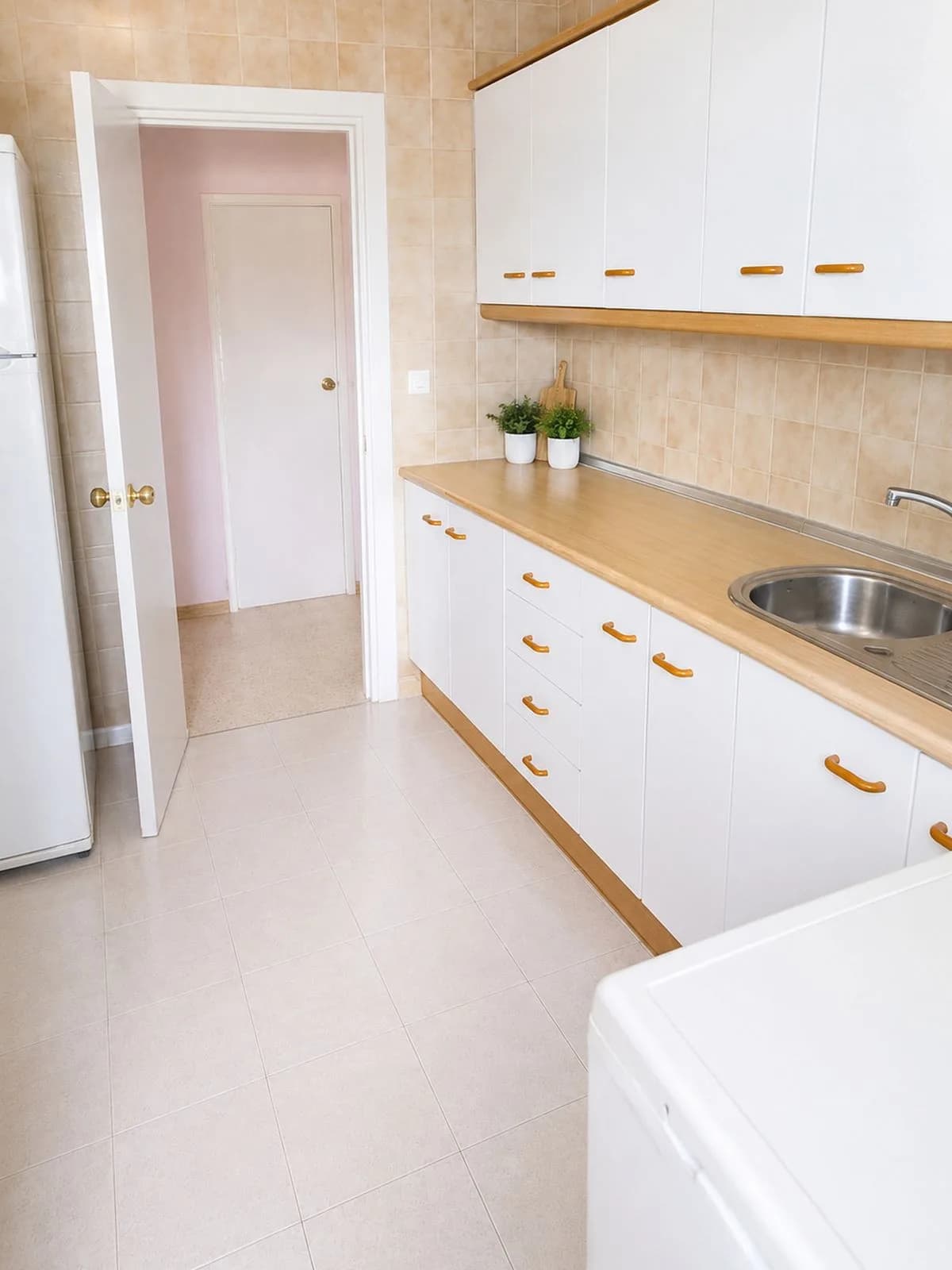 3 Bedroom Top Floor Apartment for Sale in Marbella, Málaga - Image 8