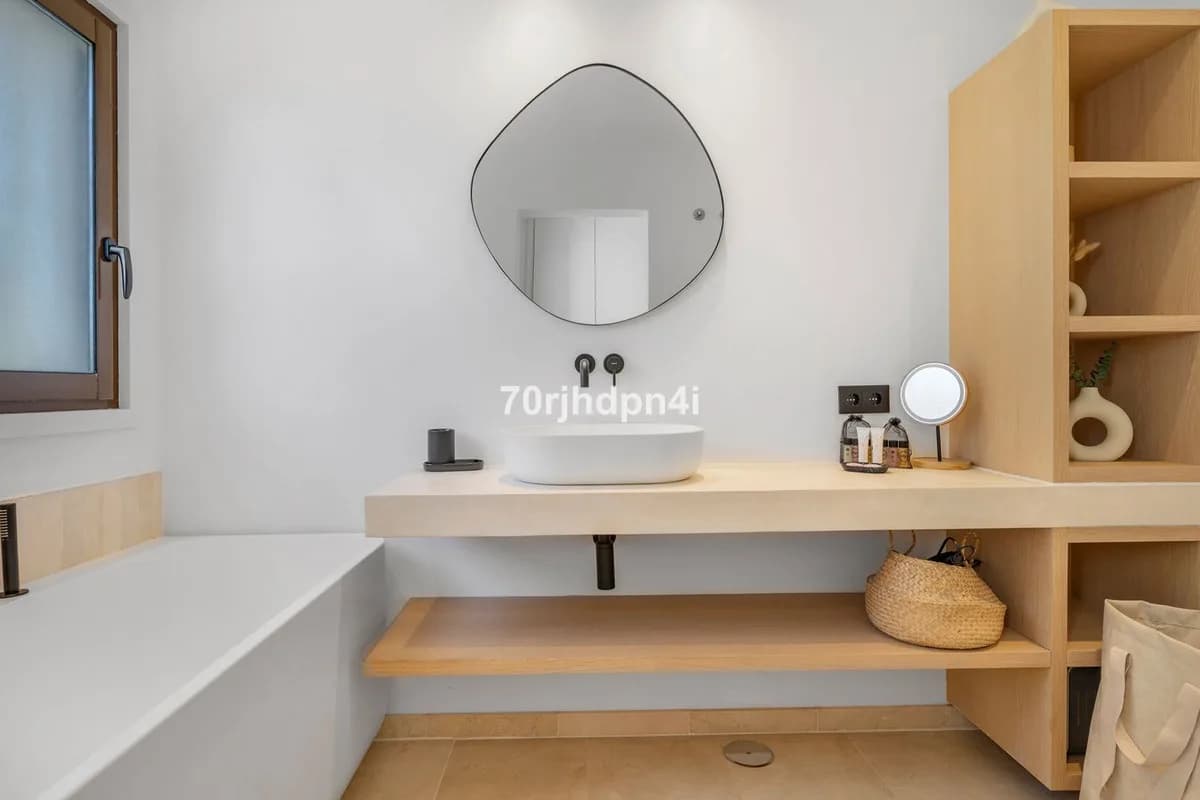 3 Bedroom Ground Floor Apartment for Sale in Estepona, Málaga - Image 7