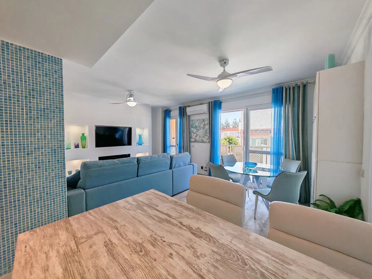 2 Bedroom Middle Floor Apartment for Sale in Manilva, Málaga - Image 2