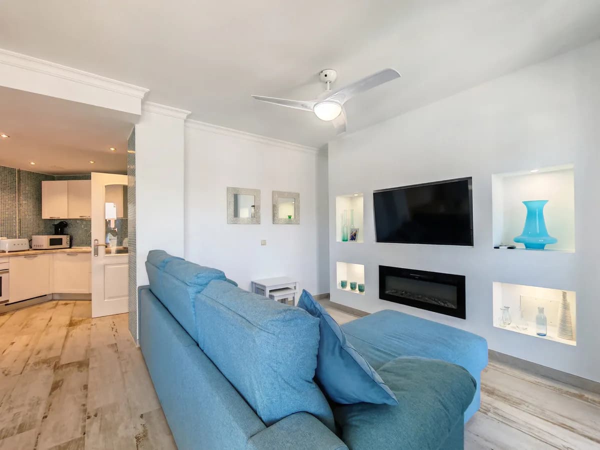 2 Bedroom Middle Floor Apartment for Sale in Manilva, Málaga - Image 3