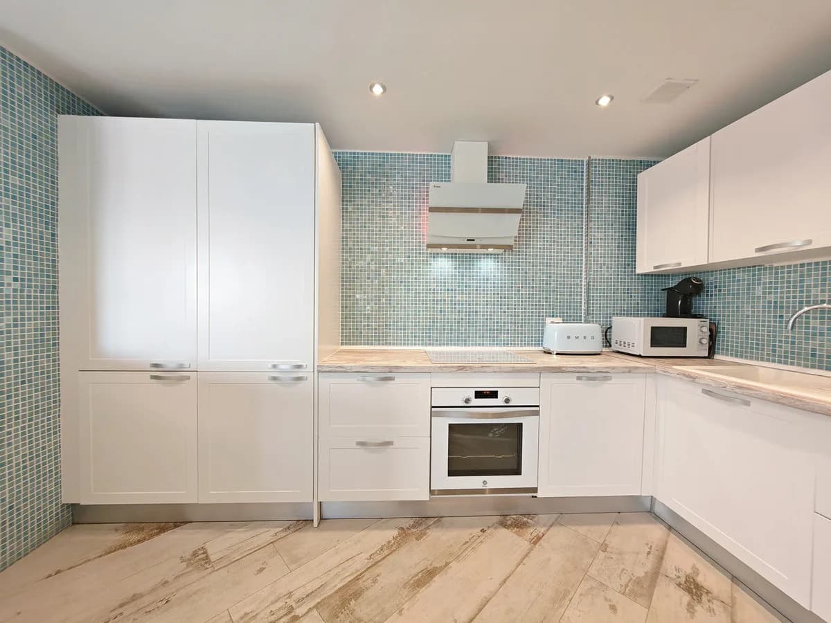 2 Bedroom Middle Floor Apartment for Sale in Manilva, Málaga - Image 6