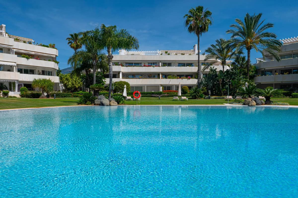4 Bedroom Penthouse for Sale in Nueva Andalucía, Málaga - Image 4