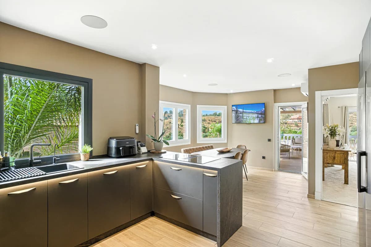 6 Bedroom Detached Villa for Sale in Mijas, Málaga - Image 8