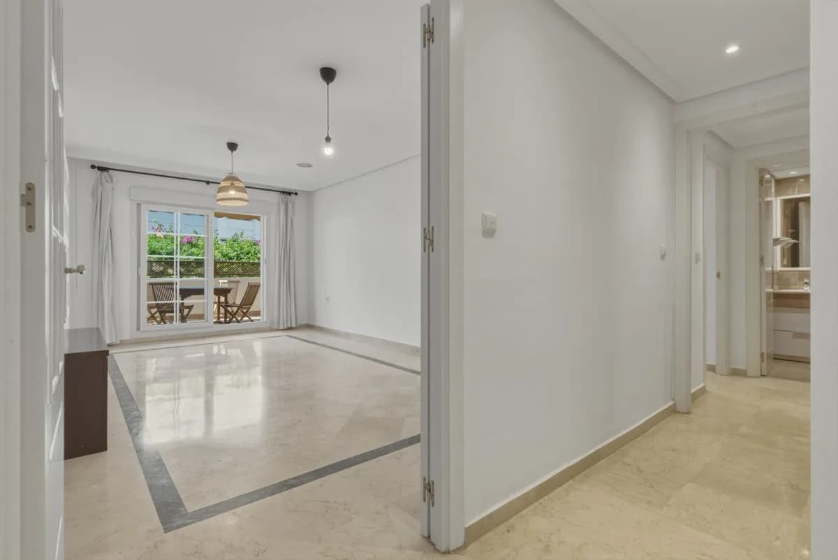 2 Bedroom Ground Floor Apartment for Sale in The Golden Mile, Málaga