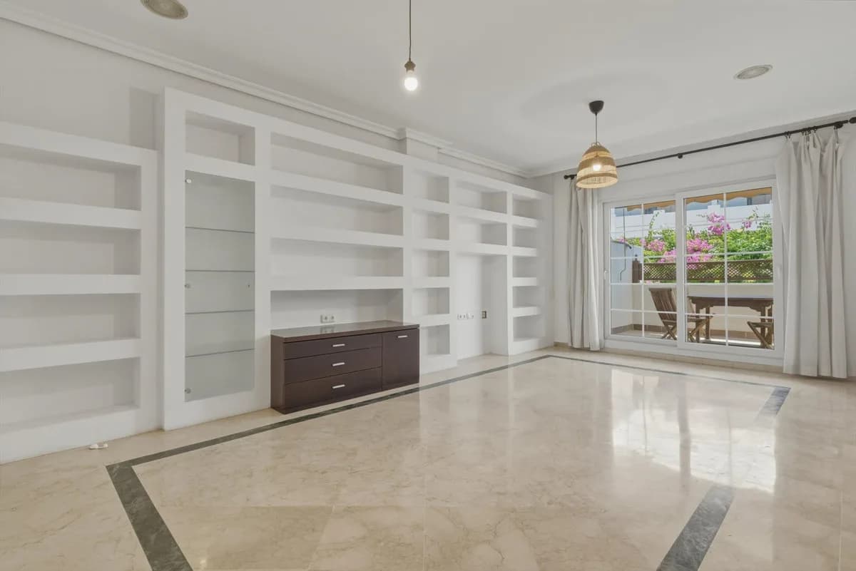 2 Bedroom Ground Floor Apartment for Sale in The Golden Mile, Málaga - Image 5