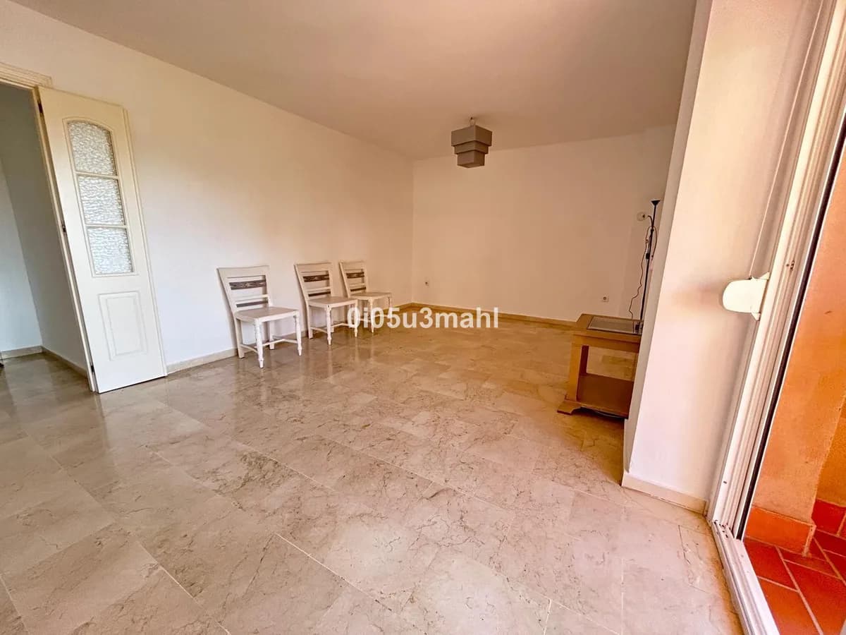 3 Bedroom Middle Floor Apartment for Sale in El Palo, Málaga - Image 8