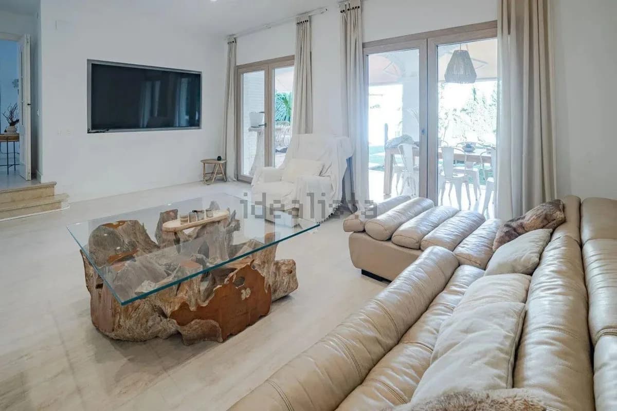 4 Bedroom Detached Villa for Sale in Torremolinos, Málaga - Image 7