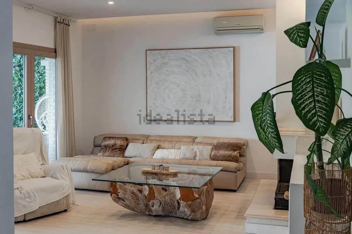 4 Bedroom Detached Villa for Sale in Torremolinos, Málaga - Image 8