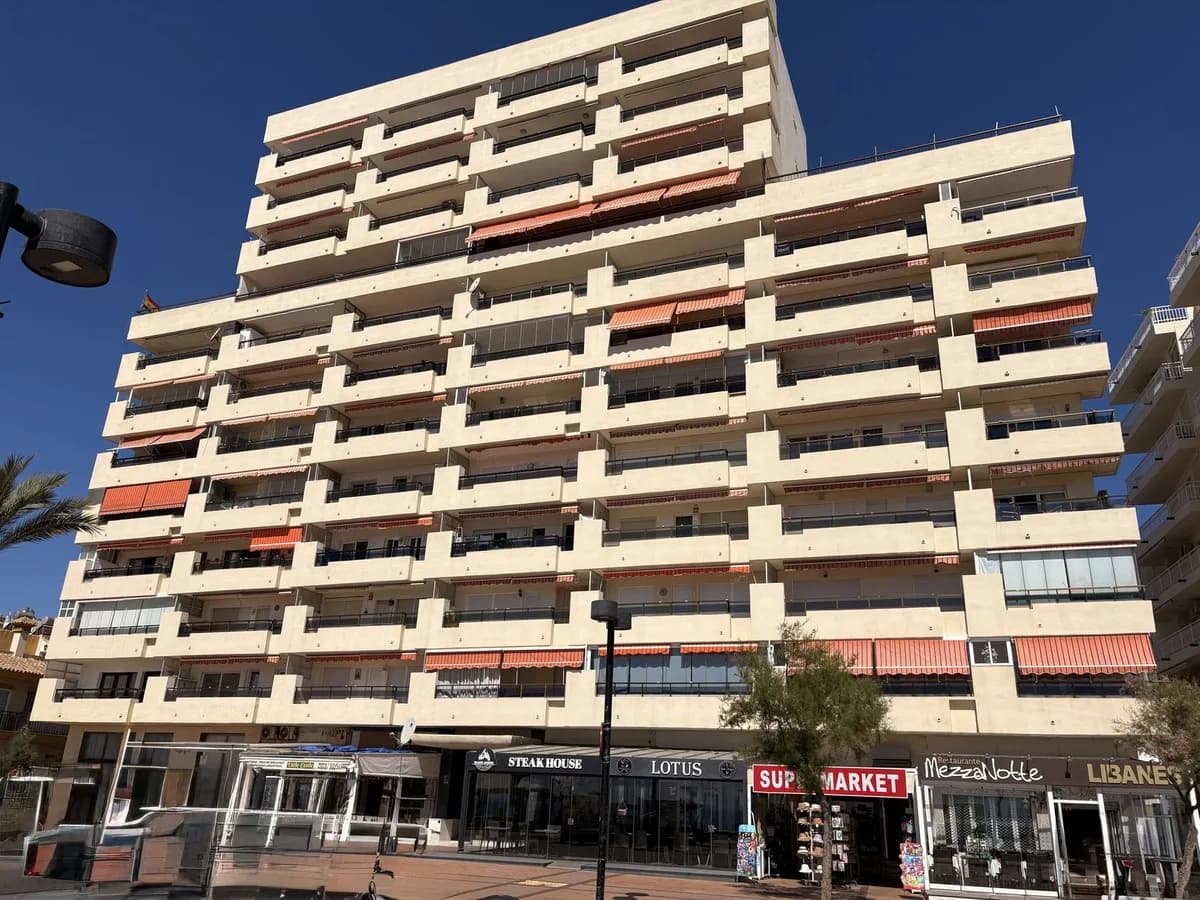 2 Bedroom Middle Floor Apartment for Sale in Fuengirola, Málaga - Image 2