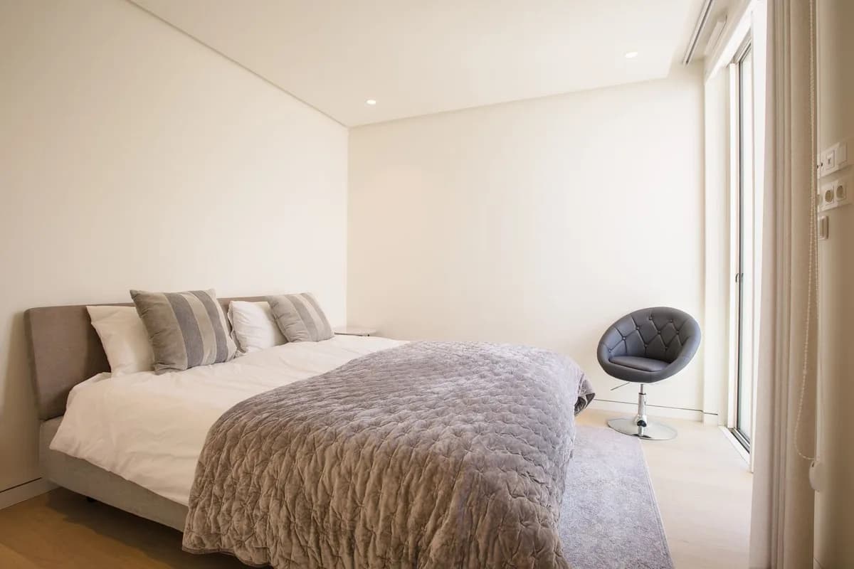 3 Bedroom Middle Floor Apartment for Sale in Marbella, Málaga - Image 4