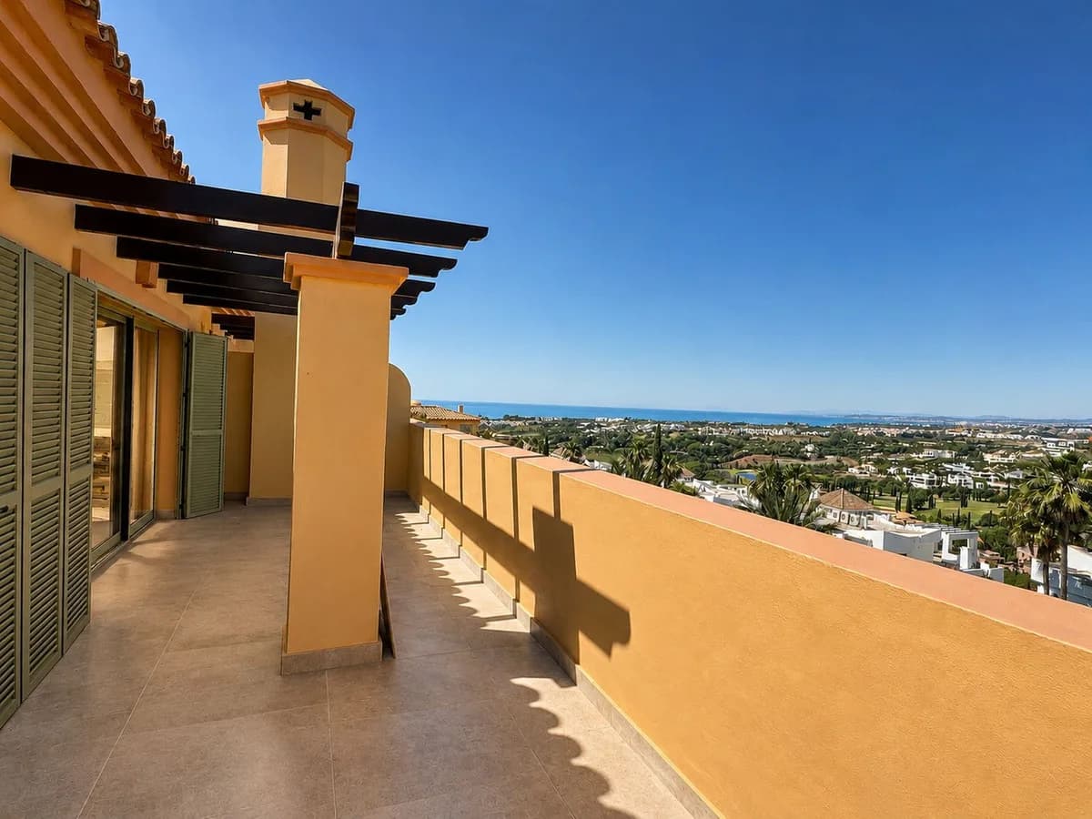 3 Bedroom Penthouse for Sale in Los Flamingos, Málaga - Image 2