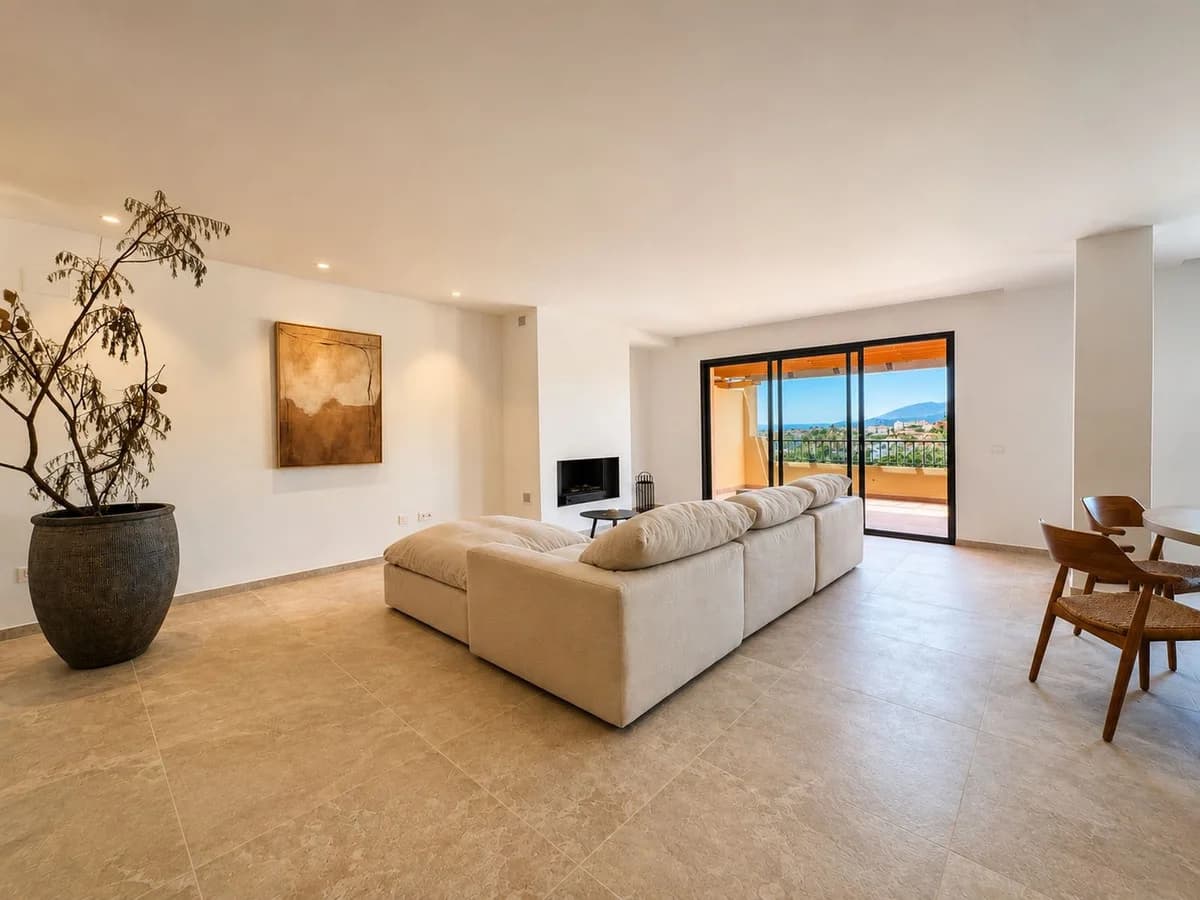 3 Bedroom Penthouse for Sale in Los Flamingos, Málaga - Image 6
