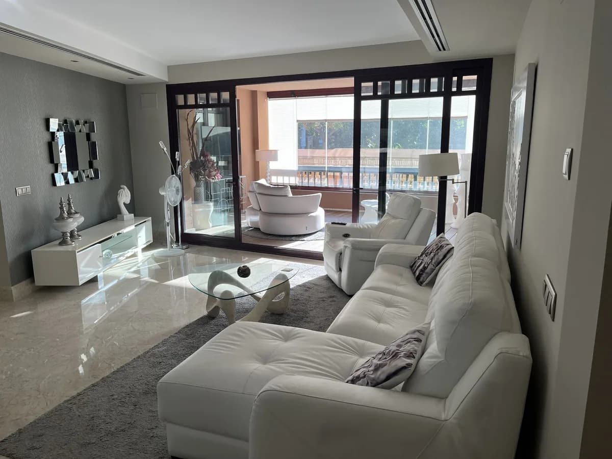 3 Bedroom Ground Floor Apartment for Sale in Marbella, Málaga