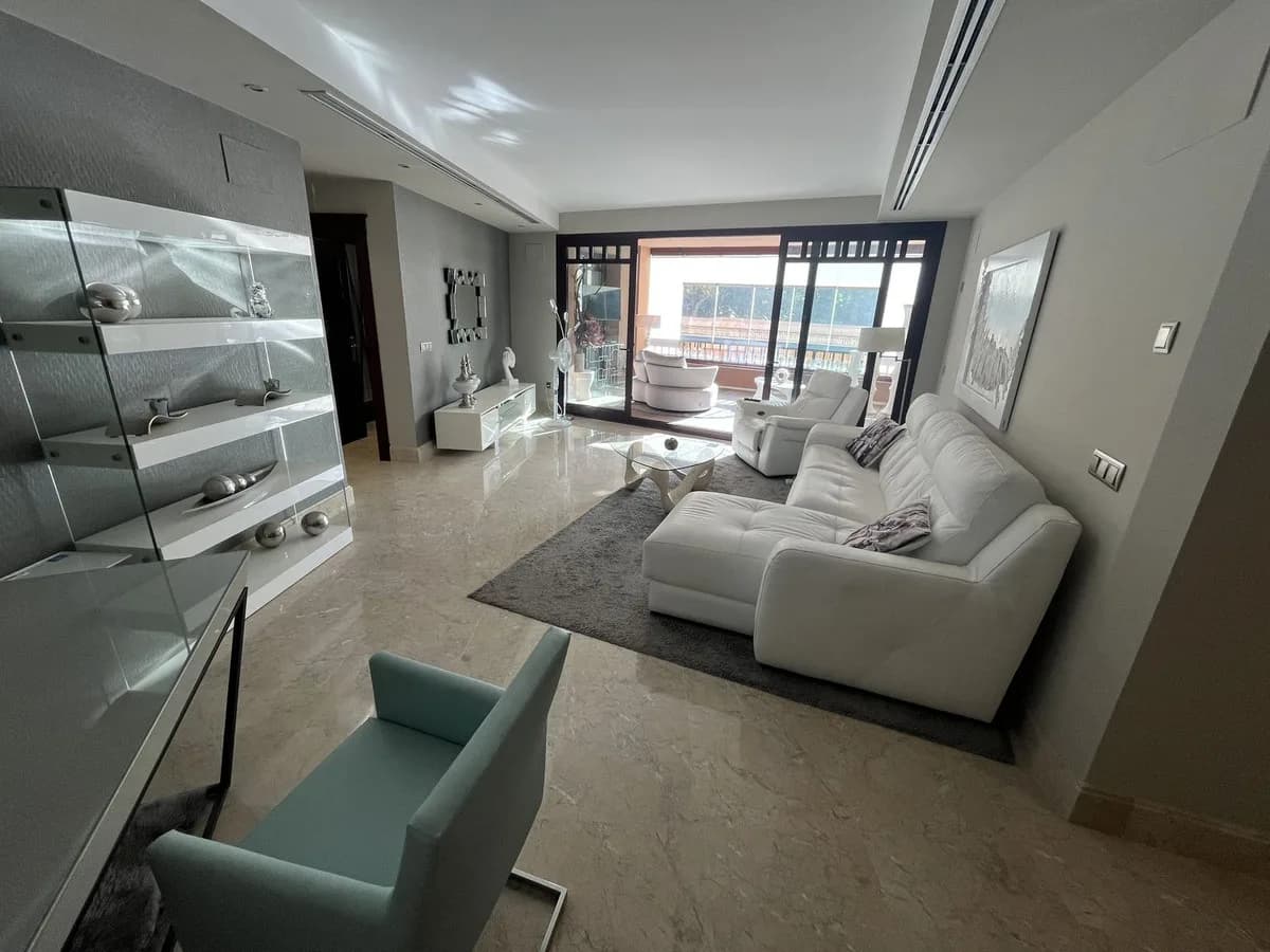 3 Bedroom Ground Floor Apartment for Sale in Marbella, Málaga - Image 3