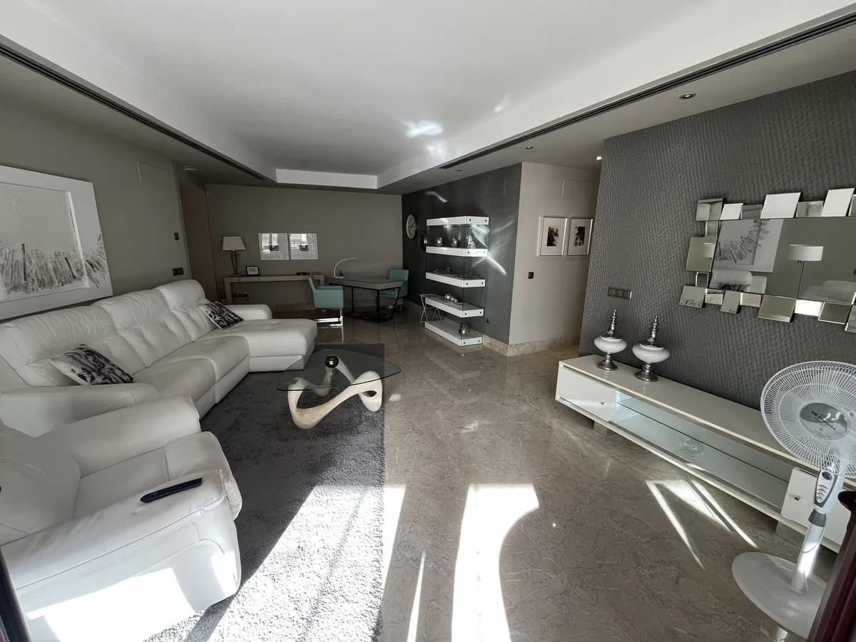 3 Bedroom Ground Floor Apartment for Sale in Marbella, Málaga - Image 4