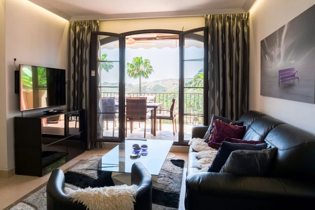 3 Bedroom Middle Floor Apartment for Sale in Los Arqueros, Málaga - Image 5