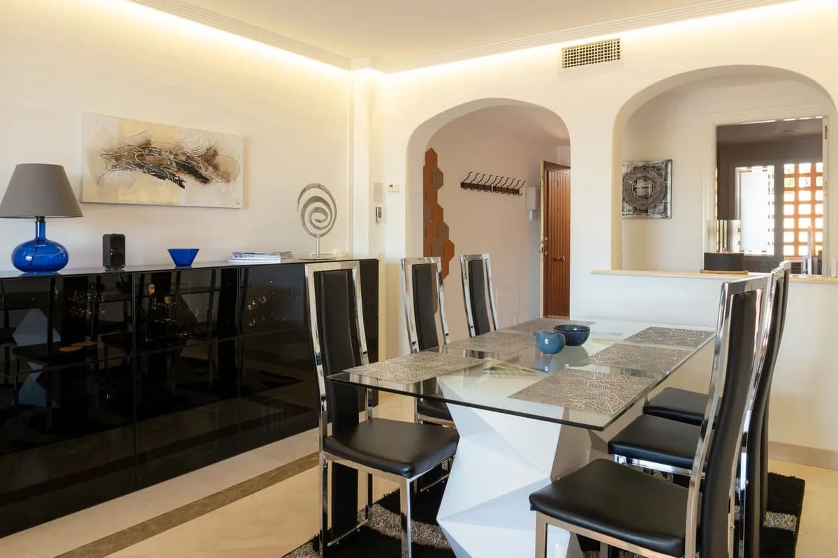 3 Bedroom Middle Floor Apartment for Sale in Los Arqueros, Málaga - Image 6