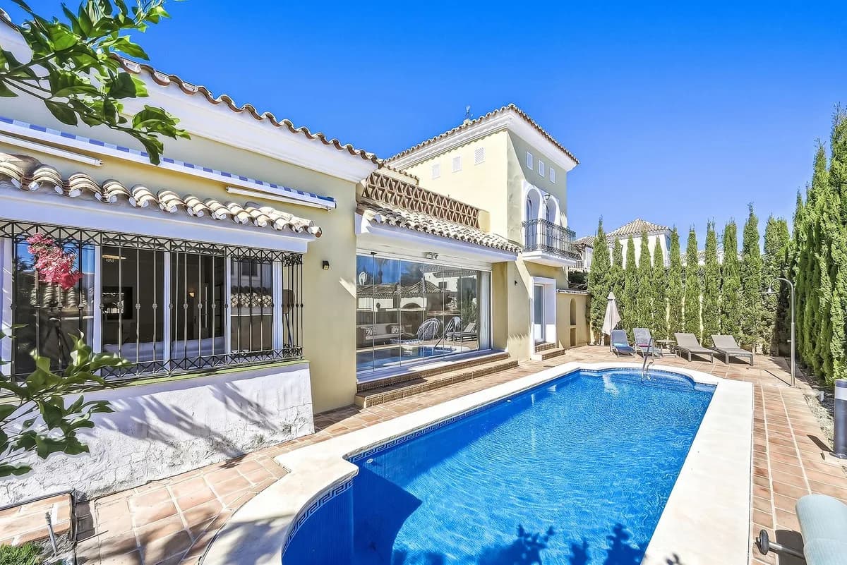 3 Bedroom Detached Villa for Sale in Bahía de Marbella, Málaga - Image 2